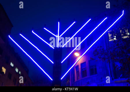 Öffentliche menorah leuchtet über Zion Quadrat während der jüdische Feiertag von Chanukka, das Lichterfest in Downtown West Jerusalem Israel Stockfoto