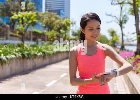 Sport Frau suchen Bei smart Watch nach dem Training Stockfoto