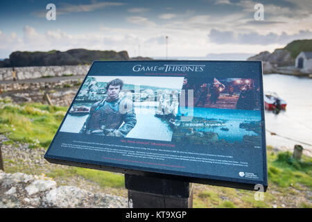 Besucher Infotafel am Ballintoy Harbour im County Antrim, Nordirland, die als Standort in TV-Serien Spiel der Throne verwendet wurde. Stockfoto