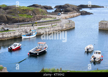 Boote im Ballintoy Harbour, County Antrim, Nordirland Stockfoto