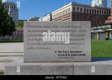 Gedenkstein auf den ersten Zusatzartikel der US-Verfassung, die Independence Hall National Historic Park, Philadelphia, USA. Stockfoto