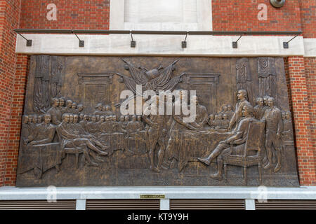 Bronze wall Panel der Unabhängigkeitserklärung Gemälde von John Trumbull, Museum der Amerikanischen Revolution, Philadelphia, PA, USA. Stockfoto