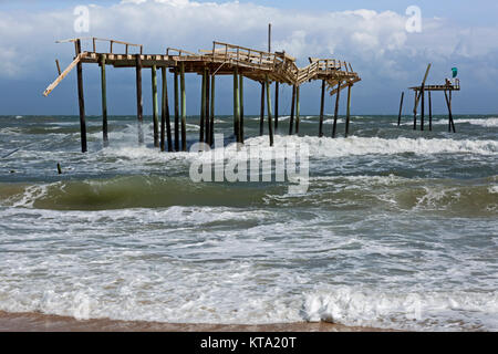 NC-01139-00... NORTH CAROLINA - Überleben Säulen der Hatteras Fishing Pier, abgesehen von einem Hurrikan auf die Outer Banks geblasen. Stockfoto