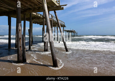 NC-01140-00... NORTH CAROLINA - Überleben Säulen der Hatteras Fishing Pier, abgesehen von einem Hurrikan auf die Outer Banks geblasen. Stockfoto