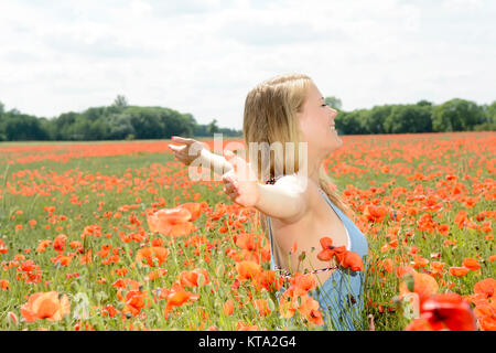 Frau Jubel im Mohnfeld Stockfoto