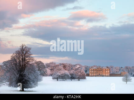 Winter Sonnenaufgang an Attingham Park, in der Nähe von Shrewsbury, Shropshire, England, UK. Stockfoto