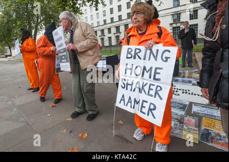 Freude Hurcombe, Speichern Shaker Aamer Kampagne, hält das original Banner, die Sie für die Kampagne auf dem 5000 Tag der illegalen Haft Shaker Aamer in Guantanamo. Die Demonstranten sagen "Kein Tag mehr'. Stockfoto