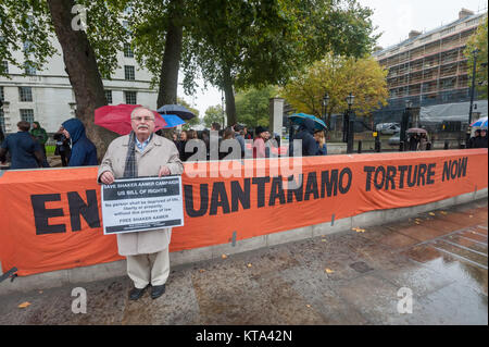 Auf dem 5000 Tag der illegalen Haft Shaker Aamer in Guantanamo eine Demonstrantin hält ein Plakat unter Berufung auf die US-Verfassung vor der "banner Ende Guantanamo Folter Jetzt' Stockfoto