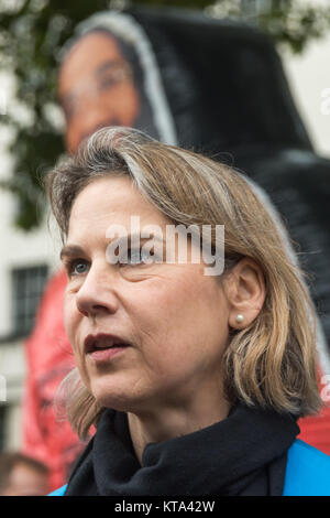 Der konservative Abgeordnete für Twickenham Tania Mathias interviewt wird, als sie den Protest unterstützt auf dem 5000 Tag der illegalen Haft Shaker Aamer in Guantanamo, Demonstranten sagen "Kein Tag mehr'. Stockfoto