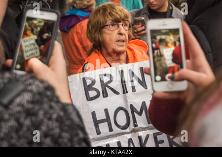 Menschen video Freude Hurcombe, Speichern Shaker Aamer Kampagne, auf ihren Telefonen, wie sie von TV interviewt wird auf dem 5000 Tag der illegalen Haft Shaker Aamer in Guantanamo, Demonstranten sagen "Kein Tag mehr'. Stockfoto