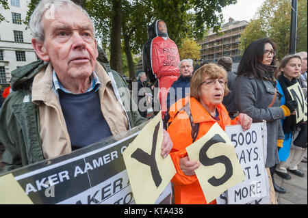 Demonstranten in Downing Street auf der 5000 Tag der illegalen Haft Shaker Aamer in Guantanamo, sagen sie 'nicht mehr'. Obama hat seine Freisetzung zugelassen und er könnte morgen nach Hause geschickt werden. Stockfoto