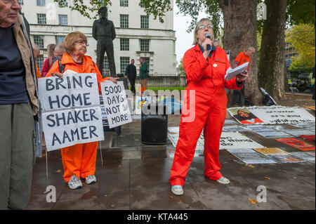 Sara Birke Der Lewes Gruppe von Amnesty International spricht auf der 5000 Tag der illegalen Haft Shaker Aamer in Guantanamo. Die Demonstranten sagen "Kein Tag mehr'. Stockfoto