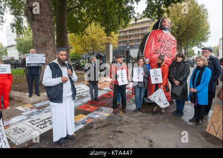 Scheich Sulaiman Ghani, der Imam der Tooting Islamische Zentrum spricht auf der 5000 Tag der illegalen Haft Shaker Aamer in Guantanamo. Die Demonstranten sagen "Kein Tag mehr'. Stockfoto