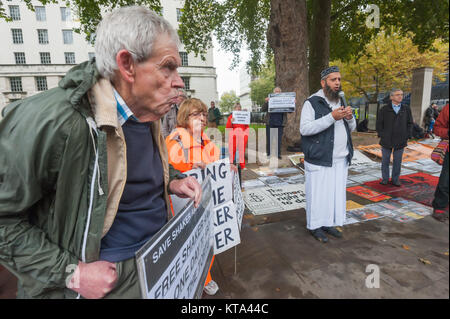 Scheich Sulaiman Ghani, der Imam der Tooting Islamische Zentrum spricht auf der 5000 Tag der illegalen Haft Shaker Aamer in Guantanamo. Die Demonstranten sagen "Kein Tag mehr'. Stockfoto