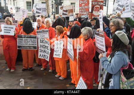 Die Demonstranten versammeln sich für ein TV-Bericht über die "Kein Tag mehr Protest auf dem 5000 Tag der illegalen Haft Shaker Aamer in Guantanamo. Obama hat seine angekündigt und er könnte morgen nach Hause geschickt werden. Stockfoto