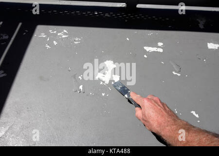 Nachputzen loser Terrasse Malen im Freien Stockfoto