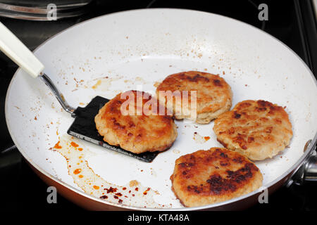 Türkei Burger fertig kochen in einer Pfanne Stockfoto