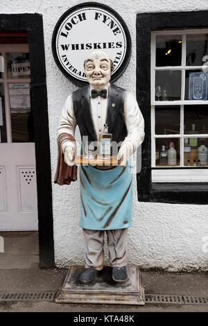 Whisky kellner Statue mit Fach für Getränke Inveraray Schottland Juli 2017 Stockfoto