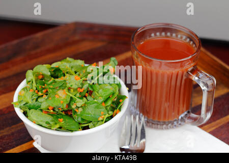 Ingwer Karotte Tomate Dressing Brunnenkresse Salat Stockfoto