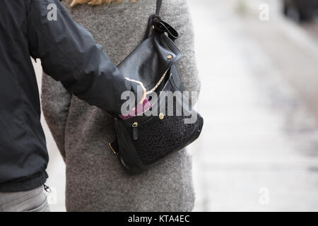 Person Diebstahl Geldbörse aus Handtasche Stockfoto