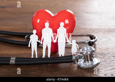 Krankenversicherung Konzept auf hölzernen Schreibtisch Stockfoto