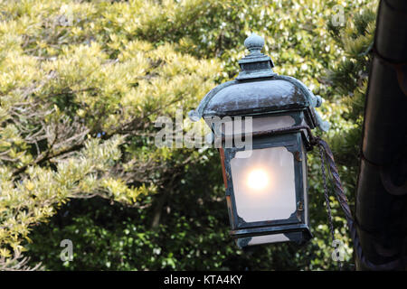 Schmutzige Alte licht Laterne mit Dach Stockfoto