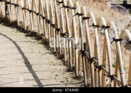 Bambuszaun in einem japanischen Garten Stockfoto