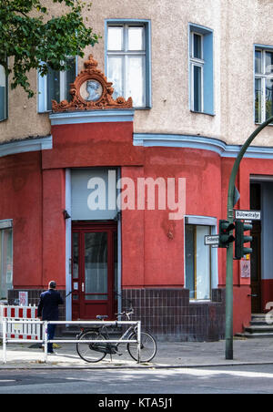 Berlin Schöneberg, Bülowstraße. Alte Gebäude mit dekorativen skulpturale Detail über dem Eingang. Crest über Tür Stockfoto