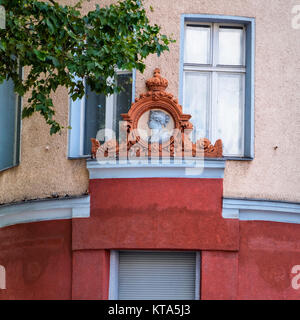 Berlin Schöneberg, Bülowstraße. Alte Gebäude mit dekorativen skulpturale Detail über dem Eingang. Crest über Tür Stockfoto