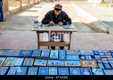 Ein Künstler Hand malen Fliesen an der Bibi Khanym Moschee, Samarkand, Usbekistan zu Verkaufen Stockfoto