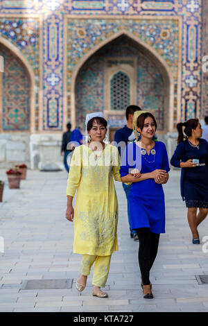 Zwei junge USBEKISCHE Frauen in Tracht, der Registan, Samarkand, Usbekistan Stockfoto