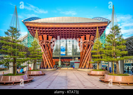 Die Tsuzumi drum Gate bei JR Kanazawa Station Stockfoto