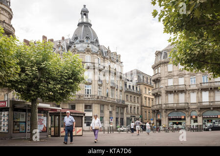 Menschen gehen durch Place Broglie in Straßburg, Frankreich. Stockfoto
