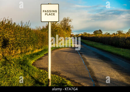 Vorbei an Ort Neben- in ländlichen Lincolnshire, England, UK. Auf einer schmalen Straße zur Aktivierung eines Fahrzeugs zu ziehen und damit eine andere übergeben werden. Stockfoto