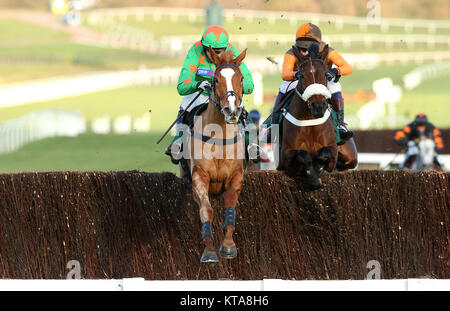 MS Parfois (links, grün) gewinnt den 1,55 der CF-Roberts Elektrische & Mechanische Dienstleistungen Stuten Handicap Steeple Chase während des Tages eine Der internationale Treffen in Cheltenham Racecourse. PRESS ASSOCIATION Foto. Bild Datum: Freitag, 15 Dezember, 2017. Siehe PA Geschichte RACING Cheltenham. Photo Credit: Paul Harding/PA-Kabel. Stockfoto