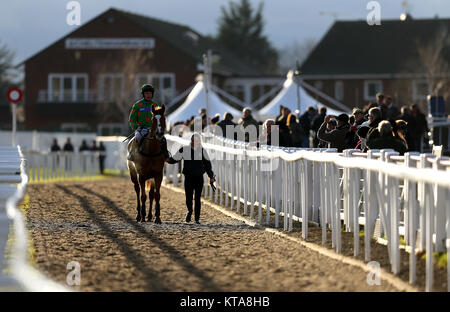 Frau Parfois (links, grün) gewinnt den 1.55 The CF Roberts Electrical & Mechanical Services Mares Handicap Steeple Chase am ersten Tag des Internationalen Treffens auf der Pferderennbahn Cheltenham. DRÜCKEN SIE VERBANDSFOTO. Bilddatum: Freitag, 15. Dezember 2017. Siehe PA Story Racing Cheltenham. Das Foto sollte lauten: Paul Harding/PA Wire. Stockfoto