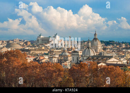 Rom (Italien) - Das archäologische Zentrum von Rom, namens Imperial Fora, mit Stadtbild und Altare della Patria Denkmal Stockfoto