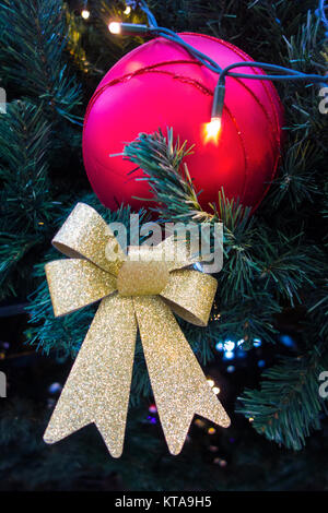 Goldband, und rote Kugel auf Weihnachtsbaum Stockfoto
