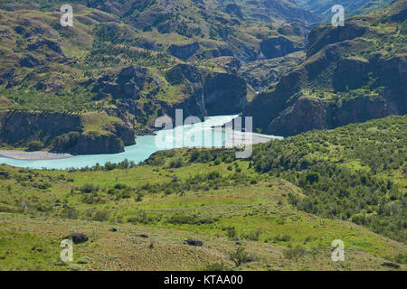 Zusammenfluss von Rio Chacabuco mit der Eiszeitlichen blaue Wasser des Rio Baker entlang der Carretera Austral in Patagonien, Chile Stockfoto