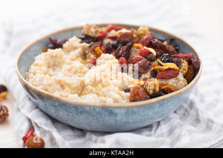 Stahl schneiden Hafer serviert mit getrockneten Früchte und Beeren Stockfoto