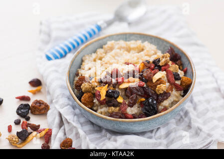 Stahl schneiden Hafer serviert mit getrockneten Früchte und Beeren Stockfoto