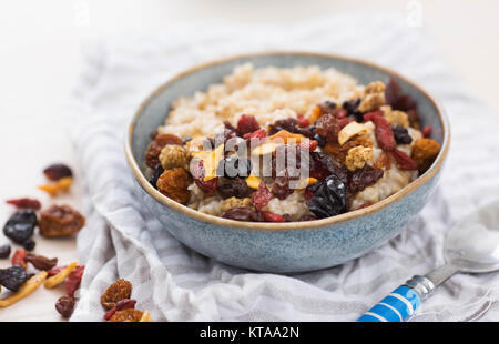 Stahl schneiden Hafer serviert mit getrockneten Früchte und Beeren Stockfoto