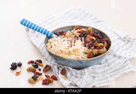 Stahl schneiden Hafer serviert mit getrockneten Früchte und Beeren Stockfoto