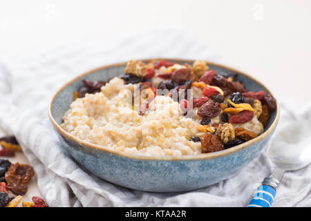 Stahl schneiden Hafer serviert mit getrockneten Früchte und Beeren Stockfoto