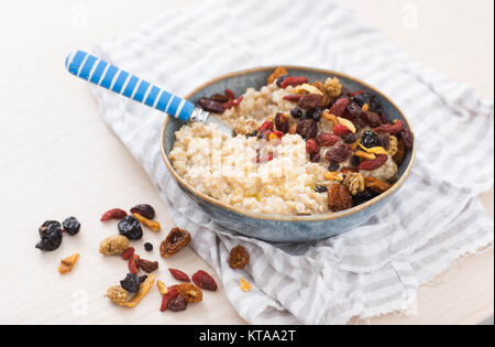 Stahl schneiden Hafer serviert mit getrockneten Früchte und Beeren Stockfoto