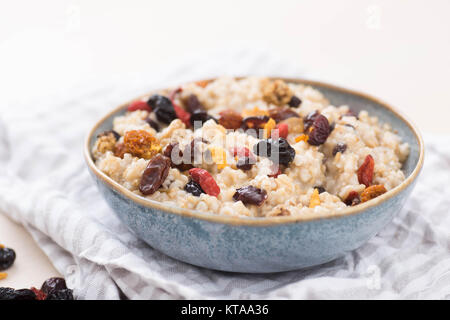 Stahl schneiden Hafer serviert mit getrockneten Früchte und Beeren Stockfoto