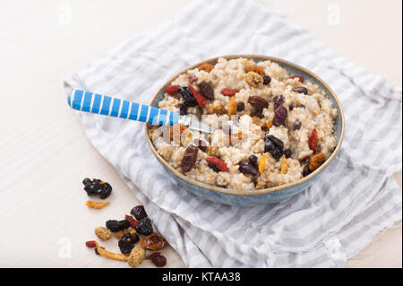 Stahl schneiden Hafer serviert mit getrockneten Früchte und Beeren Stockfoto