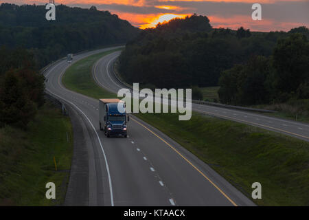 AUTOMOTIVE VERKEHR AUTOBAHN 80 JEFFERSON COUNTY PENNSYLVANIA USA Stockfoto