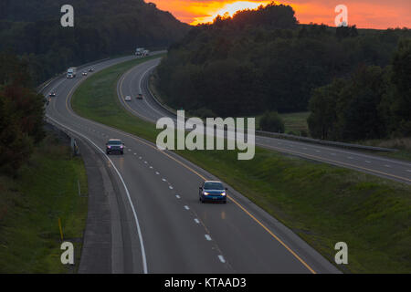 AUTOMOTIVE VERKEHR AUTOBAHN 80 JEFFERSON COUNTY PENNSYLVANIA USA Stockfoto