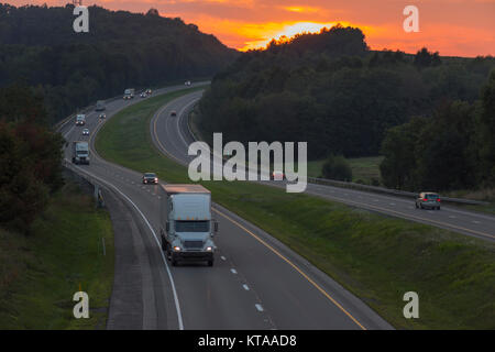 AUTOMOTIVE VERKEHR AUTOBAHN 80 JEFFERSON COUNTY PENNSYLVANIA USA Stockfoto